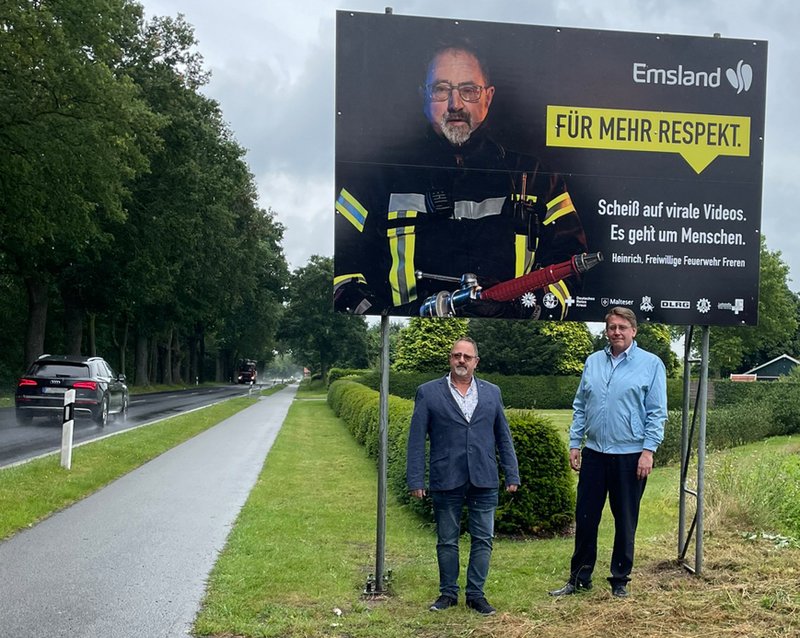 Bild: Landrat Marc-André Burgdorf (r.) und Heinrich Lambers von der Freiwilligen Feuerwehr Freren am ersten Schild, das jetzt in Adorf aufgestellt wurde (Foto: Landkreis Emsland)