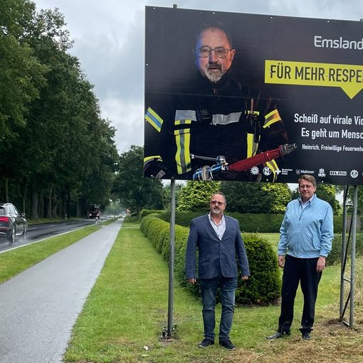 Bild: Landrat Marc-André Burgdorf (r.) und Heinrich Lambers von der Freiwilligen Feuerwehr Freren am ersten Schild, das jetzt in Adorf aufgestellt wurde (Foto: Landkreis Emsland)
