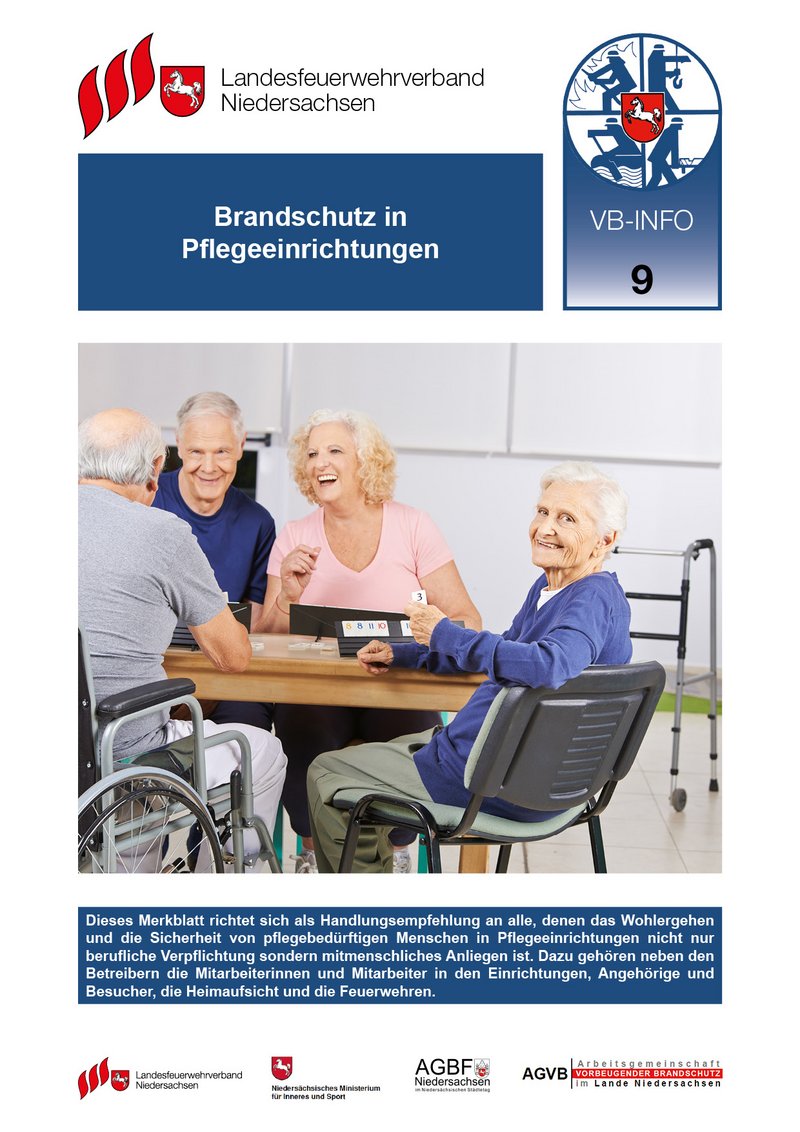 Infoblatt: ältere Menschen sitzen am Tisch